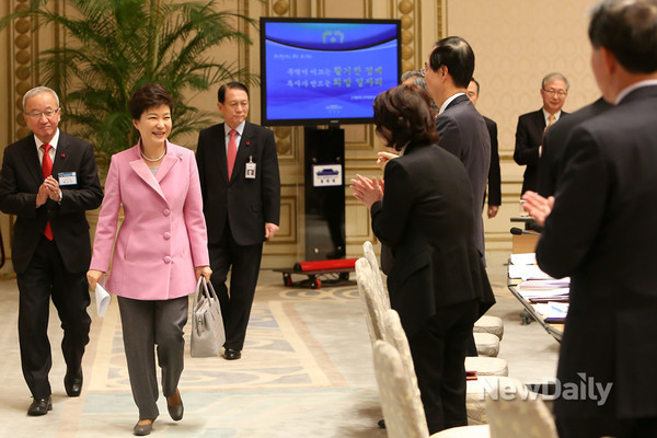 ▲ 박근혜 대통령은 20일 청와대에서 금융인 34명을 초청, 오찬 간담회를 열었다. ⓒ 뉴데일리 (청와대 제공)