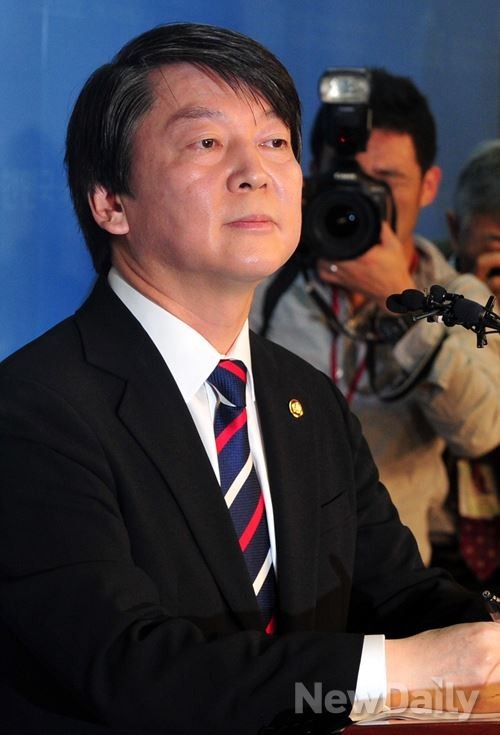 ▲ 안철수 무소속 의원이 지난 11월 28일 오전 국회정론관에서 기자회견을 열어 '국민과 함께하는 새정치추진위원회'를 결성, 정치세력화를 추진하겠다고 선언하고 있다.ⓒ이종현 기자