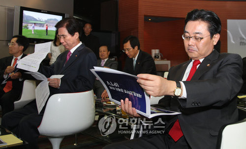 지난 2008년 KT사옥을 방문해 국정감사 자료를 검토하고 있는 전병헌 의원(오른쪽).ⓒ 연합뉴스