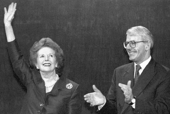 ▲ 1995년 10월 12일 영국 보수당 전당대회에서 신임 존 메이저 총리에게 환영을 받고 있는 마거릿 대처 수상.