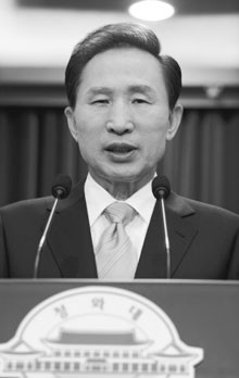 ▲ 이명박 대통령이 청와대에서 對(대)국민담화를 통해 쇠고기파문에 대해 사과하고 한미FTA협조를 당부하고 있다.