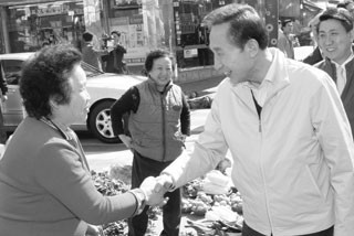 ▲ 취임 초기, 재래시장 상인들을 격려하는 이명박 대통령.