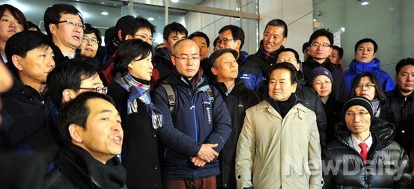 ▲ 통합진보당 이상규 의원(오른쪽), 민주당 정동영 상임고문, 민주노총 신승철 위원장, 정의당 심상정 의원 등이  22일 오후 서울 중구 정동 <민주노총> 사무실 앞에서 경찰의 압수수색에 항의하며 파업을 부추기는 기자회견을 하고 있다. ⓒ이종현 기자