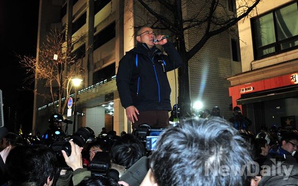 ▲ 민주노총 신승철 위원장이 22일 본부 수색 종료 후 조합원들 앞에서 박근혜 정부를 비난하고 있다. ⓒ이종현 기자