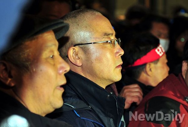 ▲ 민주노총 관계자들이 22일 경찰의 본부 진입을 비난하며 총파업을 발표하고 있다. ⓒ이종현 기자