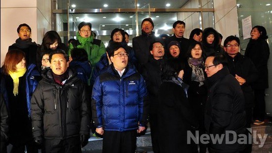 ▲ 22일 오후 서울 중구 정동에 위치한 민주노총 건물 앞에서  민주당 진선미(왼쪽)-정청래-김기식-김광진-우원식-유승희 의원, 통합진보당 오병윤 원내대표와 김미희-김선동-김재연 의원 등이 경찰의 공권력 행사에 항의하는 구호를 외치고 있다  ⓒ이종현 기자