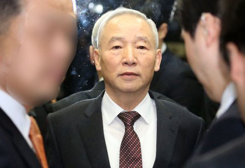 ▲ ▲ 남재준 국정원장이 23일 국회 정보위원회에 참석하기 위해 국회 본청으로 들어서 엘리베이터에 탑승해 있다. / 연합뉴스