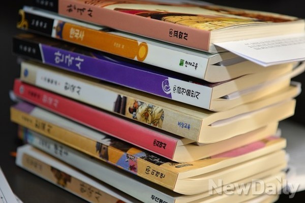 ▲ 검정을 통과한 8종의 역사교과서. 이들 중 교학사를 제외한 7종이 심각한 좌편향 교과서로 밝혀졌다ⓒ정상윤