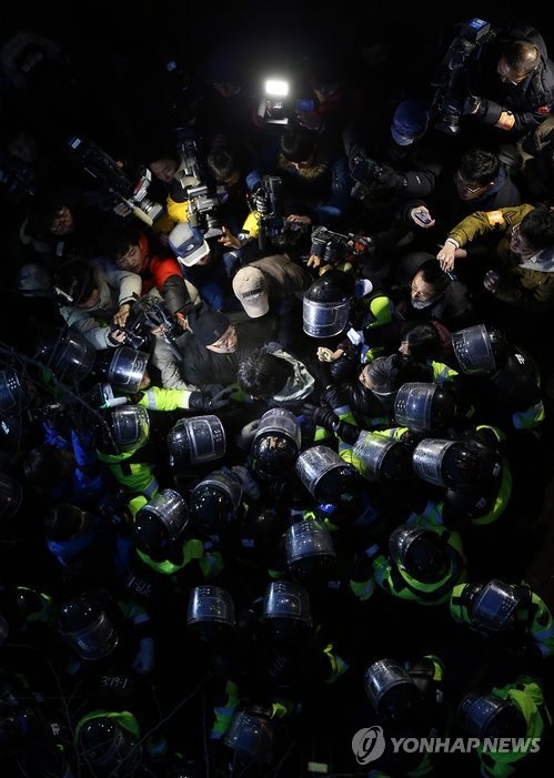 ▲ 불법파업을 주도한 혐의를 받고 있는 철도노조 집행부에 대한 경찰의 체포영장 집행을 막아서는 노조원들.ⓒ 연합뉴스