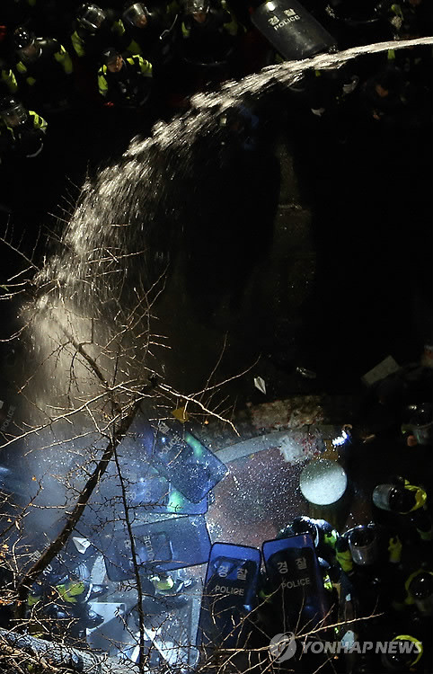 ▲ 불법파업을 주도한 철도노조 집행부 체포에 나선 경찰이, 소화전을 이용한 노조원들의 물대포 공격에 한 겨울 물벼락을 맞고 있다.ⓒ 연합뉴스