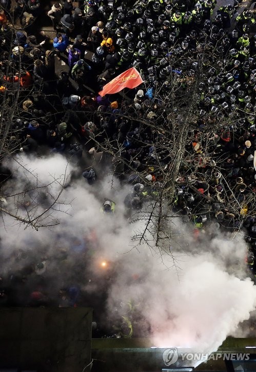 ▲ 불법파업을 주도한 철도노조 집행부 체포에 나선 경찰을 향해, 노조원들이 분말소화기를 발사하면서 영장집행을 방해하고 있다.ⓒ 연합뉴스