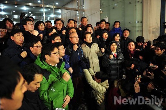 ▲ 노조원들의 무차별적인 공무집행 방해를 현장에서 지켜보면서 응원한 야당의원들.ⓒ 뉴데일리 DB