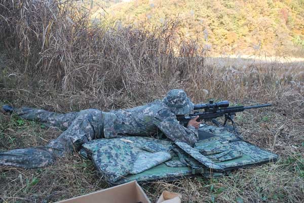 ▲ K-14 저격총의 시험사격 장면.