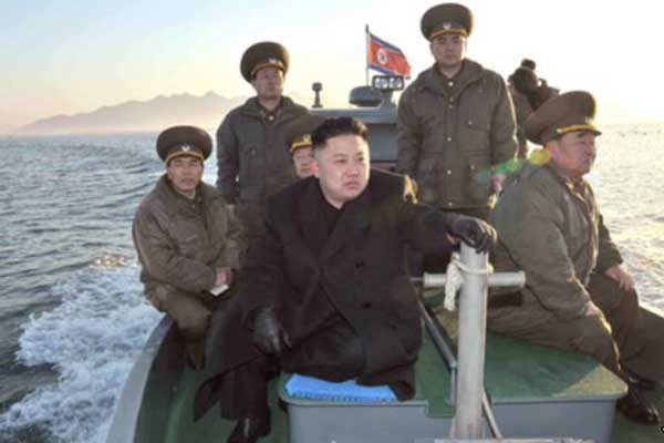 ▲ 쪽배를 타고 전방시찰을 가는 정은이. 북한 체제가 무너지면 정은이는 이 배를 타고 도주할 수 있다. 이때 저격수들은 정은이 뒤통수를 노릴 것이다.