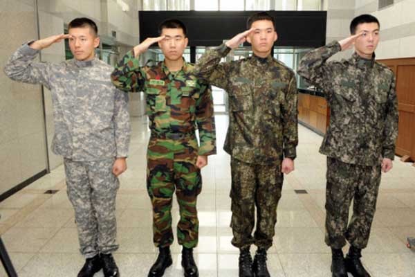 ▲ 2011년부터 보급된 현용 군복들. 왼쪽부터 일반 전투복, 구형 전투복, 해병대 전투복, 특전사 전투복이다.