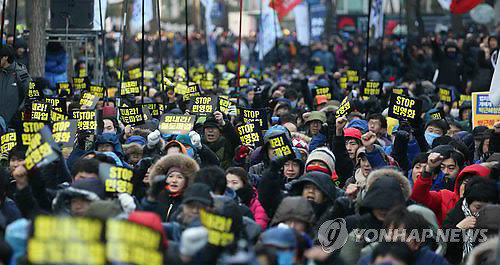 ▲ 23일 오후 민주노총 본부 사무실이 위치한 서울 정동길에서 열린 '민주노총 결의대회 평화대행진'에서 참가자들이 철도 민영화 반대 구호를 외치고 있다.ⓒ연합뉴스