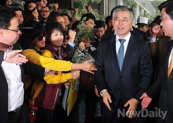 ▲ 문재인 민주당 의원이 지난달 6일 오후 2007년 남북정상회담 대화록 폐기 의혹과 관련  검찰 조사를 받기 위해  서울 서초 서울중앙지검에 출석하고 있다.ⓒ이종현 기자