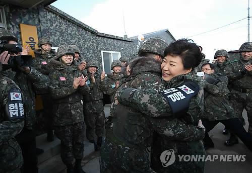 ▲ 박근혜 대통령이 24일 동부전선 최전방부대인 강원도 양구군 12사단 을지대대를 방문, 초소근무 장병들을 안아주고 있다. ⓒ 연합뉴스