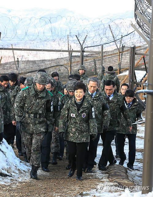 ▲ 박근혜 대통령이 24일 동부전선 최전방부대인 강원도 양구군 12사단 을지대대를 방문, GOP 철책을 점검하고 있다ⓒ 연합뉴스