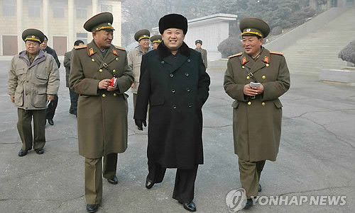 ▲ ▲  김정은이 김정일 최고사령관 추대 기념일(24일)을 맞아 제526대연합부대 지휘부를 시찰했다고 노동신문이 25일 전했다.