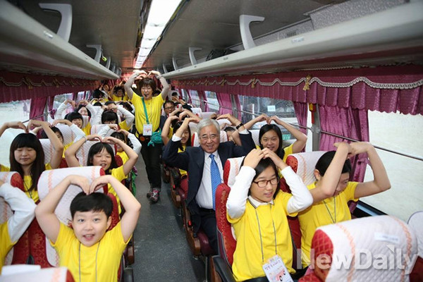 ▲ 10월 8일 서울 면일초등학교 학생들과 파주출판단지 체험에 나선 문용린 서울시교육감..ⓒ 뉴데일리 DB