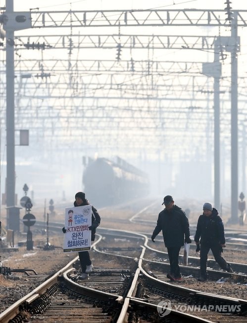 ▲ 철도노조파업 17일째인 25일 최연혜 한국철도공사 사장이 서울 은평구 수색차량기지를 방문한 가운데 노조 조합원들이 사장에게 항의하기 위해 선로를 건너오고 있다.ⓒ연합뉴스