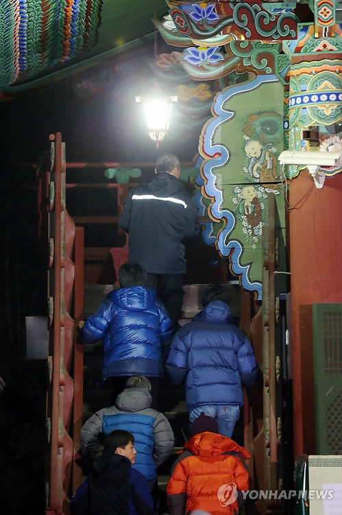 ▲ 박태만 철도노조 수석부위원장(맨 위)이 25일 밤 조계사 경내에서 기자회견을 한 뒤 은신처인 극락전으로 들어가고 있다. ⓒ연합뉴스