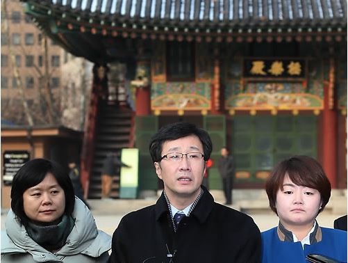 ▲ 천호선 정의당 대표(가운데)가 26일 오전 업무방해 혐의로 체포영장이 발부된 박태만 철도노조 수석부위원장과 일부 노조원이 은신 중인 조계사를 방문, 철도노조 지도부를 두둔하는 기자회견을 열고 있다.ⓒ연합뉴스