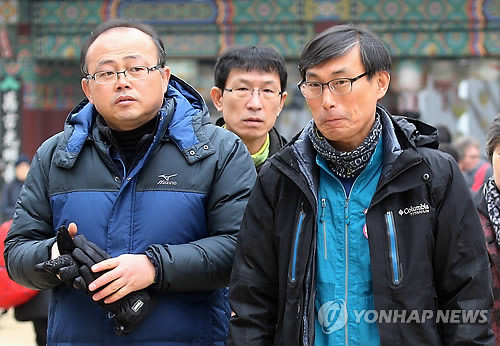 ▲ 김정훈 전교조 위원장(오른쪽)과 양성윤 민주노총 수석부위원장이 26일 오전 업무방해 혐의로 체포영장이 발부된 박태만 철도노조 수석부위원장과 일부 노조원이 은신 중인 서울 종로구 조계사에 들어서고 있다.ⓒ연합뉴스