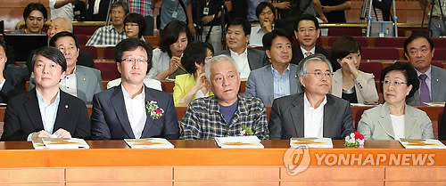 ▲ 지난 9월 12일 오후 국회 헌정기념관에서 열린 '제4회 노무현 대통령 기념 학술 심포지엄-2013 한국민주주의 위기진단과 재민주화를 위한 모색'에서 참석자들이 개회사를 듣고 있다.  왼쪽부터 무소속 안철수 의원, 정의당 천호선 대표, 민주당 김한길 대표, 문재인 의원, 한명숙 전총리.ⓒ연합뉴스