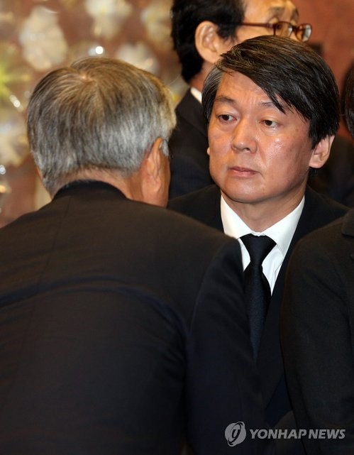 ▲ 안철수 무소속 의원(오른쪽)이 문재인 민주당과 악수하는 모습.ⓒ연합뉴스