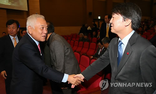 ▲ 김한길 민주당 대표와 안철수 무소속 의원이 지난달 14일 오후 국회 의원회관에서 열린 김영환 민주당 의원 출판기념회에서 만나 악수하고 있다.ⓒ연합뉴스