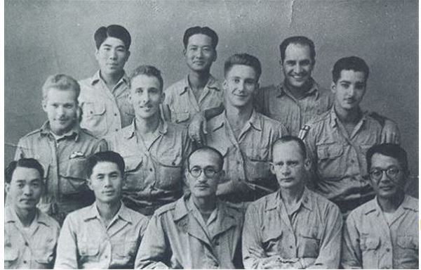 ▲ 미국 전략정보요원(OSS)들과 이범석 장군(앞줄 가운데 안경쓴이). 해방전 독립 투쟁 시절 모습이다.