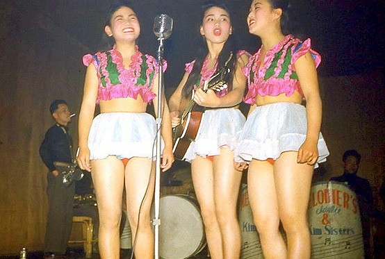 ▲ 미 8군 쇼 무대에서 인기 높았던 김시스터즈(1954).