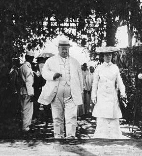 ▲ 1905년 7월 일본에서 총리 가쓰라와 비밀협약을 맺은 태크트(왼쪽)와 루즈벨트의 딸 앨리스.(일본방문 사진). "한국은 일본이 가져도 좋다"고 밀약을 맺은 두달 후 9월 앨리는 서울에 와서 고종을 만난다.