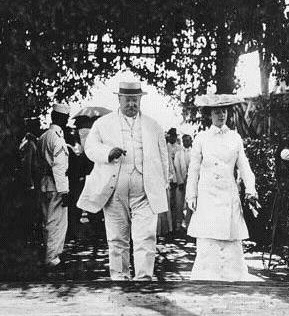 ▲ 1905년 7월 일본에서 총리 가쓰라와 비밀협약을 맺은 태크트(왼쪽)와 루즈벨트의 딸 앨리스.(일본방문 사진). "한국은 일본이 가져도 좋다"고 밀약을 맺은 두달 후 9월 앨리는 서울에 와서 고종을 만난다.