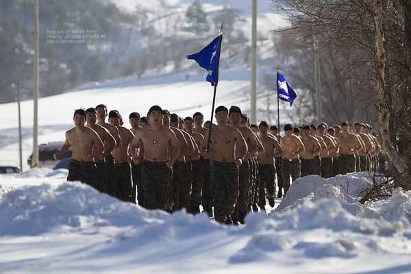 ▲ 특전사 요원들의 알통 구보. 전방부대에게 동계훈련은 '실전' 같다. [사진: 육군 블로그 아미누리]
