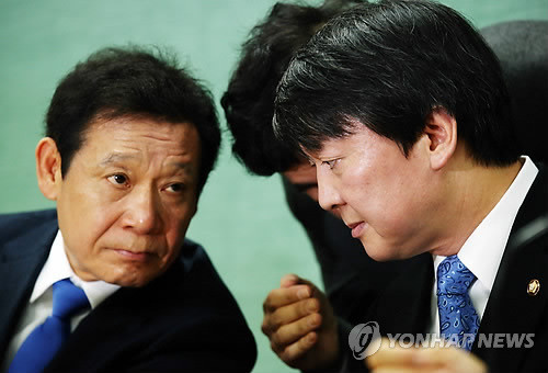 ▲ 무소속 안철수 의원이 26일 오전 광주 서구 치평동 NGO센터에서 열린 '새정치추진위원회 광주 설명회'에 윤장현 공동위원장과 함께 귓속말 하고 있다. ⓒ연합뉴스