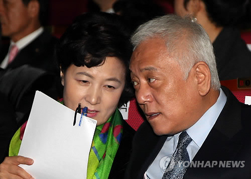 ▲ 김한길 민주당 대표가 3일 오후 국회 의원회관 대회의실에서 열린 추미애 민주당 의원의 저서 '물러서지 않는 진심' 출판기념회에 참석, 얘기를 나누고 있다. ⓒ연합뉴스