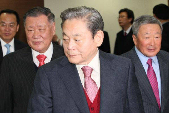 ▲ 일부대기업 총수들이 계열사 등기이사를 하나도 맡지 않고 있는 것으로 드러났다. 공정위는 경영실패따른 책임추궁이 갈수록 어려운 구조로 가고 있다고 지적했다.