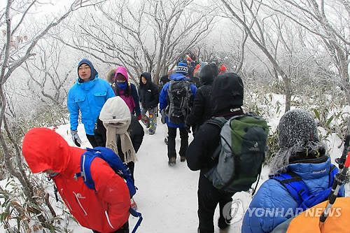 ▲ 임진년(壬辰年) 새해 첫날 전북 무주군 설천면 국립공원 덕유산 정상인 향적봉에는 이른 새벽부터 수천명의 등산·탐방객이 몰려 가득 메웠다. ⓒ연합뉴스 제공