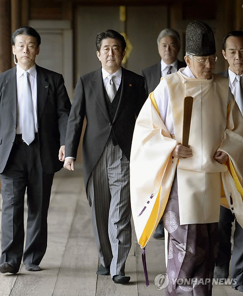▲ 취임 1주년을 맞이한 26일 야스쿠니 신사를 참배한 아베 신조(安倍晋三) 일본 총리.ⓒ연합뉴스