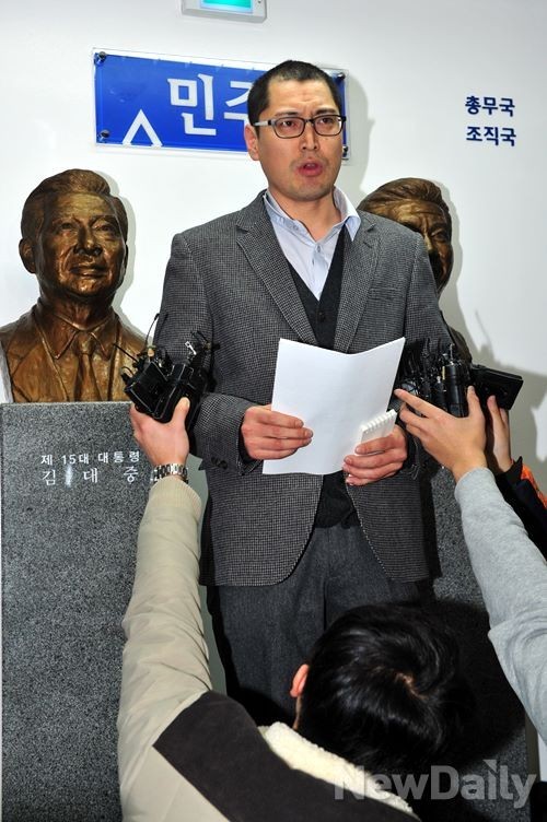 ▲ 서울 여의도 민주당사로 들어간 최은철 한국철도노조 사무처장이 27일 기자회견을 하고 있다.ⓒ이종현 기자