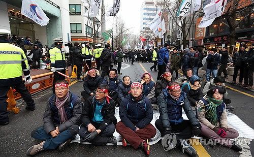 ▲ 신승철 민주노총 위원장(앞줄 가운데)을 비롯한 민주노총 지도부가 26일 오후 서울 정동 민주노총 앞에서 열린 '민영화 저지, 노동탄압 분쇄, 철도파업 승리 민주노총 결의대회'에서 도로에 앉아 집회 시작을 기다리고 있다.  ⓒ 연합뉴스