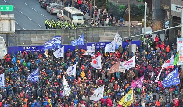 철도노조의 불법 파업을 지지하는 민주노총 조합원들이 28일 토요일 서울시청앞광장을 점렴했다ⓒ정상윤