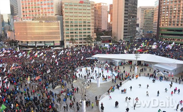 ▲ 서울시청 앞 광장에 28일에 모인 민주노총 조합원들ⓒ정상윤