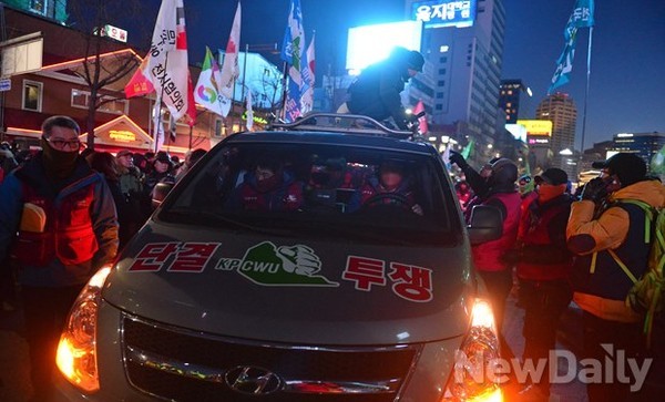 ▲ 거리를 불법으로 점거한 민주노총 조합원들ⓒ정상윤