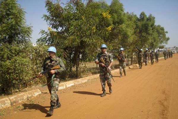 ▲ 남수단에서 정찰임무를 수행 중인 인도군. 들고 있는 소총은 7.62mm 구경의 FN-FAL이다. [사진: 힌두닷컴 캡쳐]