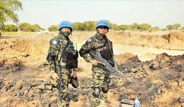 ▲ 한빛부대 경계병력의 모습. 10mm 이하 구경무기 규정 때문에 K-2 소총, K-1소총과 K-3 분대지원화기만 소지하고 있다.