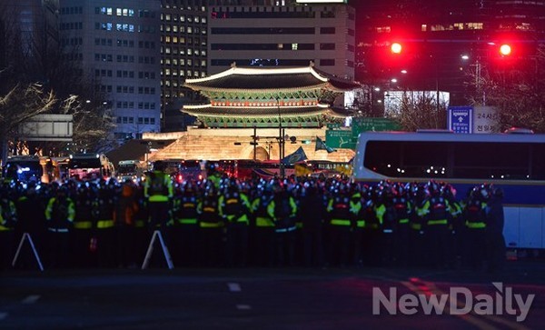 ▲ 지난 28일 철도노조와 민노총의 총파업 결의대회 때문에 가로막힌 태평로. 왜 이들의 이익 때문에 절대다수의 시민들이 피해를 입어야 하는가. 우리 모두 돈 내고 기차를 타는데도 말이다.